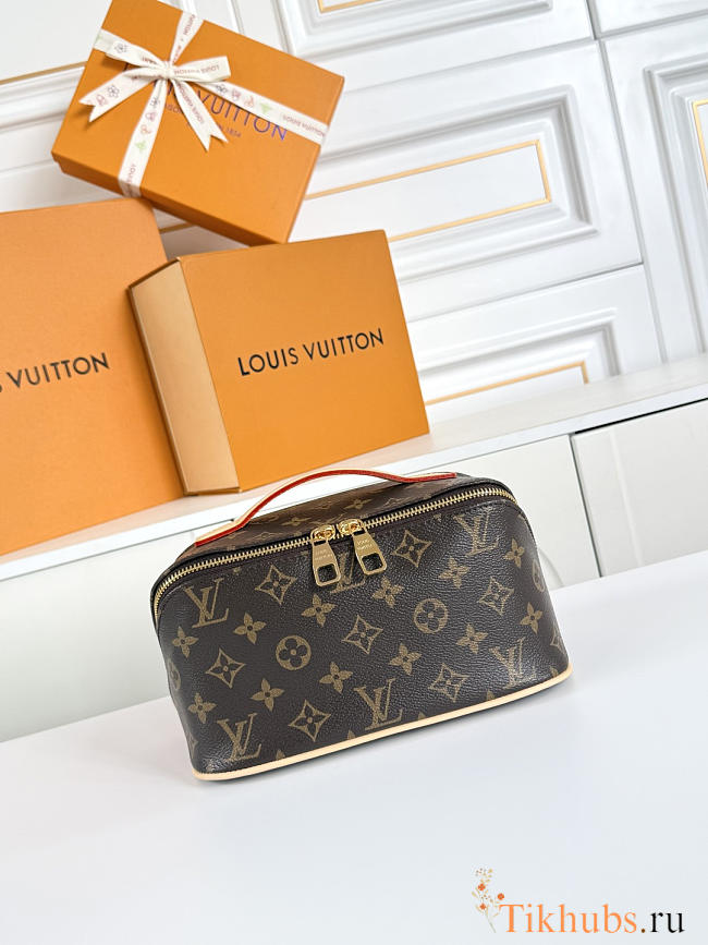 Louis Vuitton cosmetic pouch in Monogram canvas 13x13x24 cm - 1