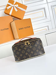 Louis Vuitton cosmetic pouch in Monogram canvas 13x13x24 cm - 1