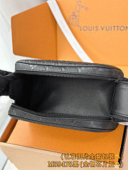 Louis Vuitton Dopp Kit in black 15x16.5x28 cm - 4