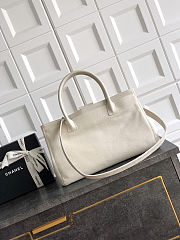 Chanel Executive Leather White Tote 24x36x14 cm - 5