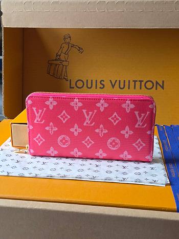 Louis Vuitton Zippy Wallet in a vibrant pink monogram denim 19.5 x 10.5 x 2.5 cm
