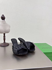 Bottega Veneta Blink mules in black leather with a twisted intrecciato 1.5cm - 4