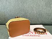 Valentino Garavani Rockstud Bucket 16x18x11cm. - 3