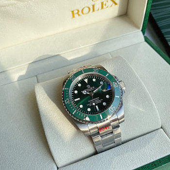  Rolex Submariner Date 40 Hulk M116610LV-0002 116610LV-0002 Green Watch