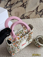 Dior Book Tote with Strap in the white multicolor Daisy Garden 24x20cm - 5