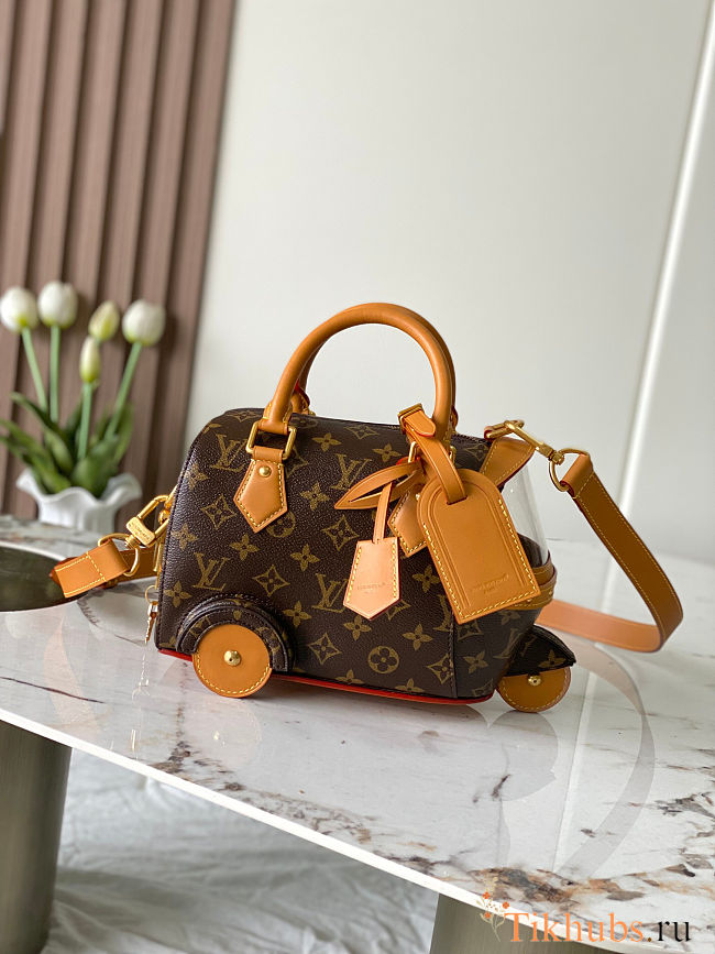  Louis Vuitton Rickshaw Wearable Bag 28x18x11cm - 1