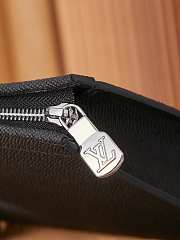 Louis Vuitton Pochette Voyage Da Taiga Black 27 x 21 x 6 cm - 6